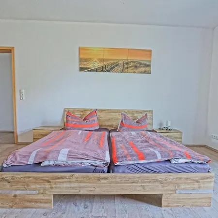 Ebenerdiges Mit Privater Terrasse Und Zwei Schlafzimmern
